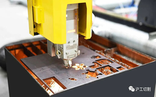 太阳城网址10米大幅面龙门光纤激光切割机细腻圆孔高品质切割