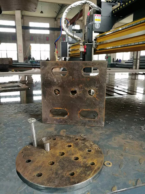 路灯生产厂家用太阳城网址数控等离子切割机现场切割的工件